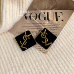 French retro black high end design sense temperament stud earrings for women - Image 3