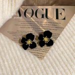 French retro black high end design sense temperament stud earrings for women - Image 4