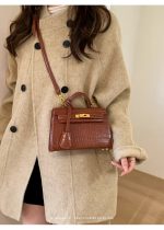 Retro Crocodile-Pattern Small Square Crossbody Bag – Women's Elegant Autumn/Winter Kelly-Style Handbag - Image 9