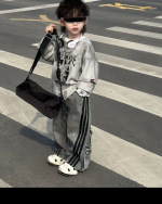 Trendy Spring Top with Striped Jeans - Image 5