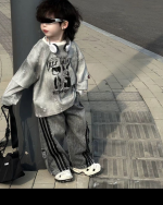 Trendy Spring Top with Striped Jeans - Image 3